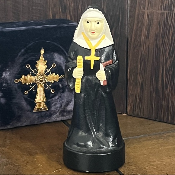 VINTAGE Cast iron Nun bottle opener - Picture 4 of 9